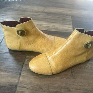 Marc By Marc Jacobs McDougal Leather Ankle Booties in Caramel